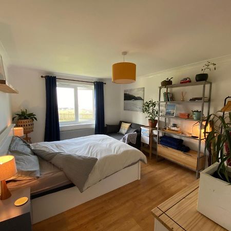 Sea Views On Fistral. Lovely Private Bedroom New Quay エクステリア 写真